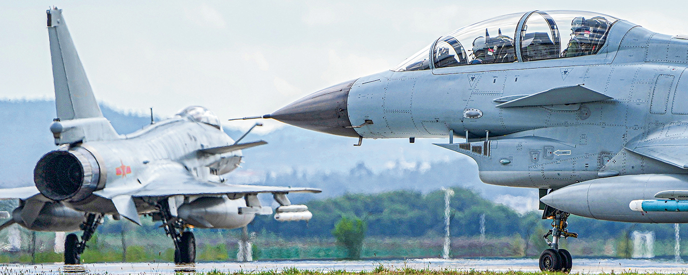 空軍某部開展飛行訓練